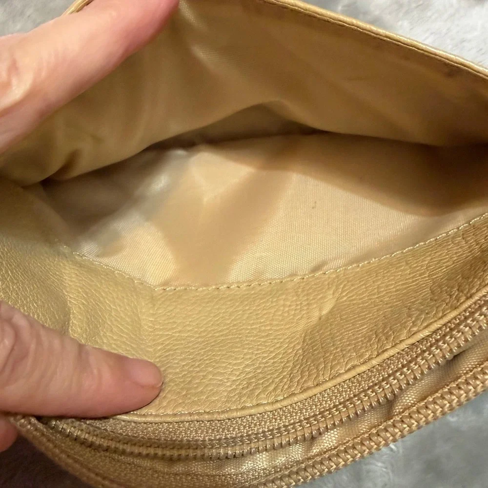 Stone Mountain‎ Tan Leather Wristlet Clutch Bag Pebble Grain Cream Beige Zipper